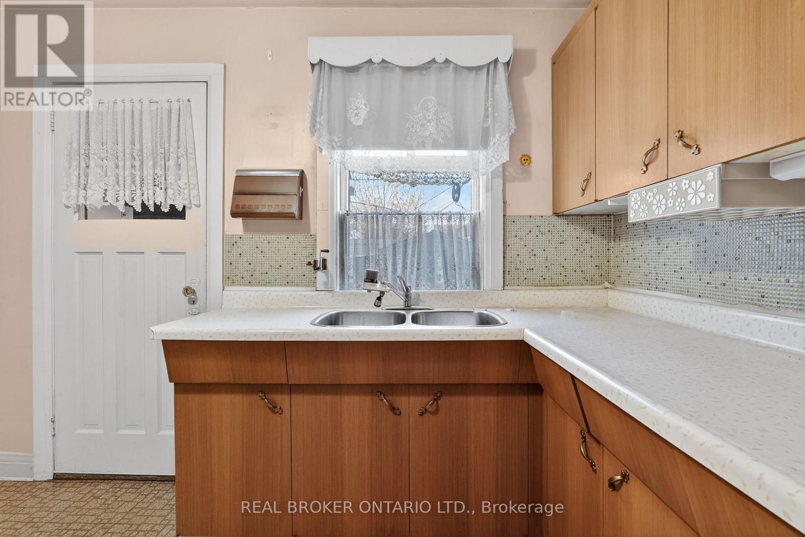 648 Willard Avenue, Toronto, Ontario  M6S 3S4 - Photo 15 - W12682330