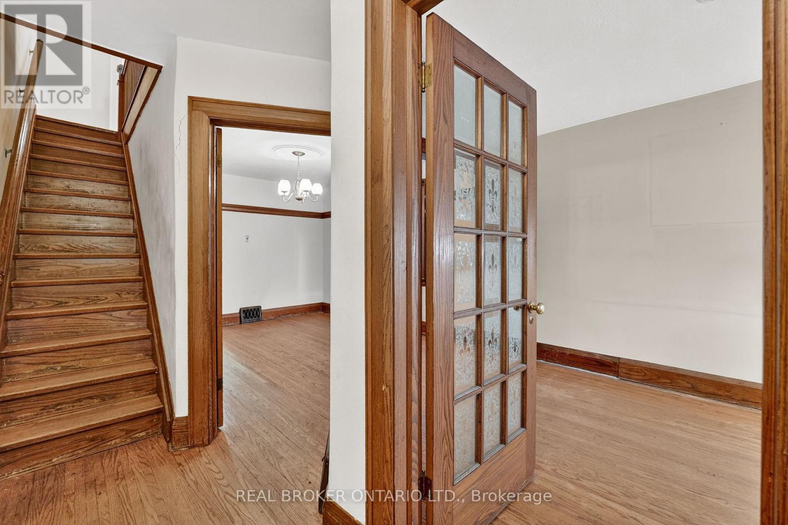 648 Willard Avenue, Toronto, Ontario  M6S 3S4 - Photo 4 - W12682330