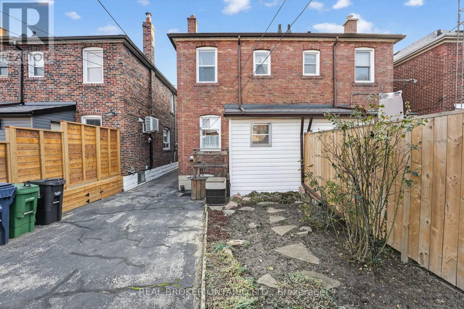 648 Willard Avenue, Toronto, Ontario  M6S 3S4 - Photo 33 - W12682330