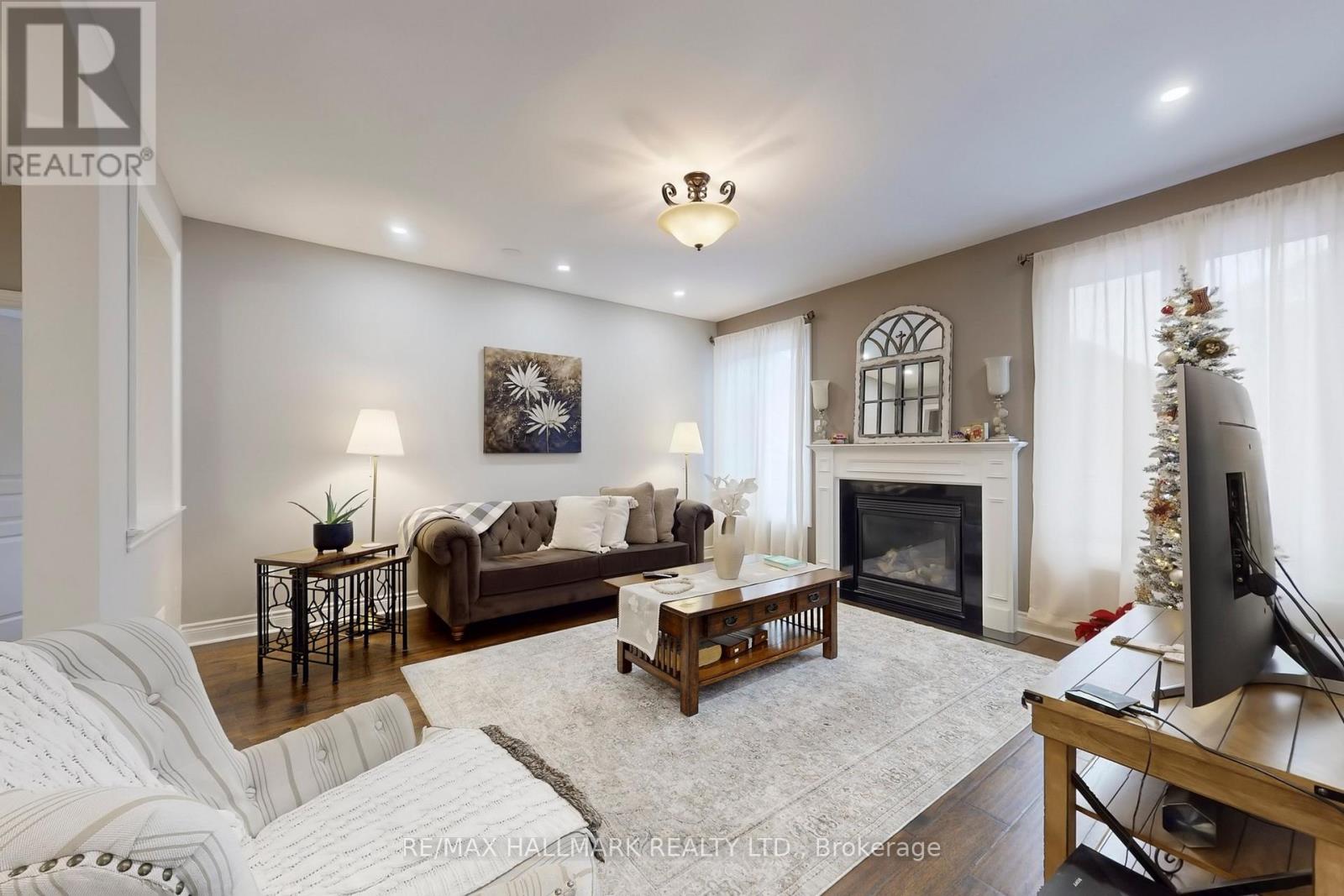 192 Tonner Crescent, Aurora, Ontario  L4G 0G8 - Photo 3 - N12701384