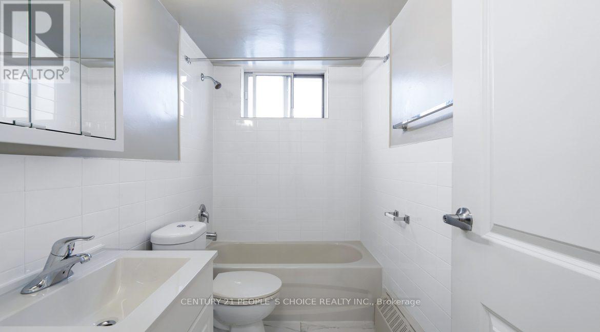 201 - 30 Speers Road, Oakville, Ontario  L6K 2E4 - Photo 11 - W12701344