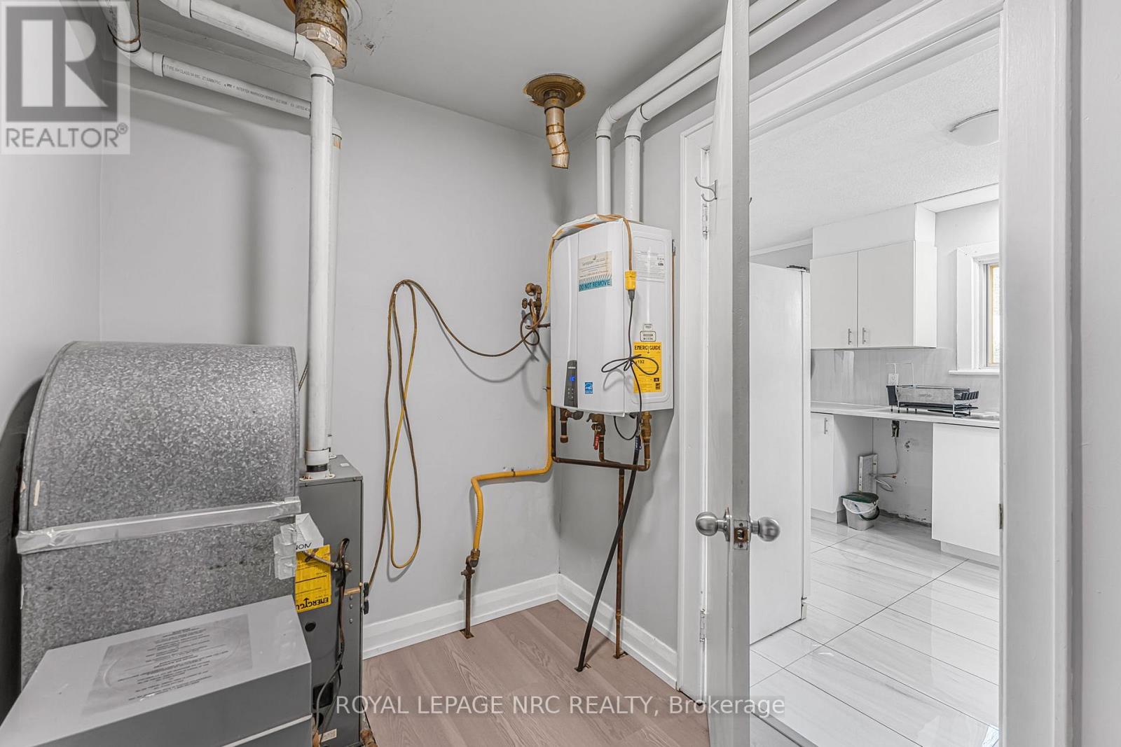 207 Elmwood Avenue, Fort Erie, Ontario  L0S 1B0 - Photo 11 - X12701506