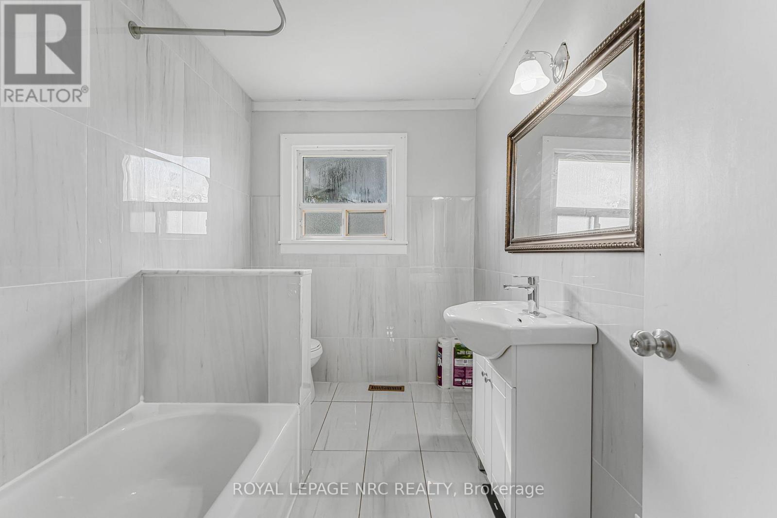 207 Elmwood Avenue, Fort Erie, Ontario  L0S 1B0 - Photo 15 - X12701506