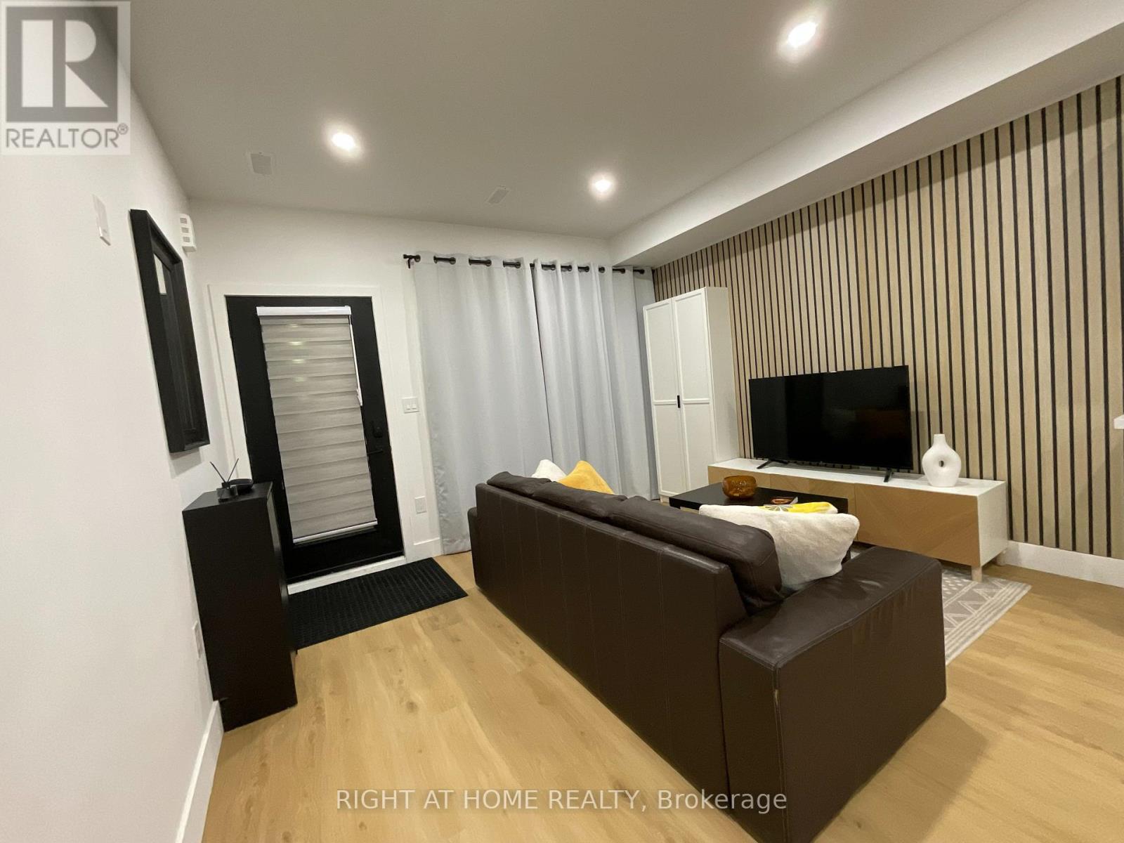 Unit #2  Main Floor - 674 Manning Avenue, Toronto, Ontario  M6G 2W4 - Photo 4 - C12701470