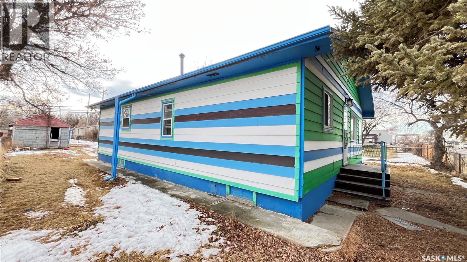 46 Pacific Avenue, Maple Creek, Saskatchewan  S0N 1N0 - Photo 3 - SK026924