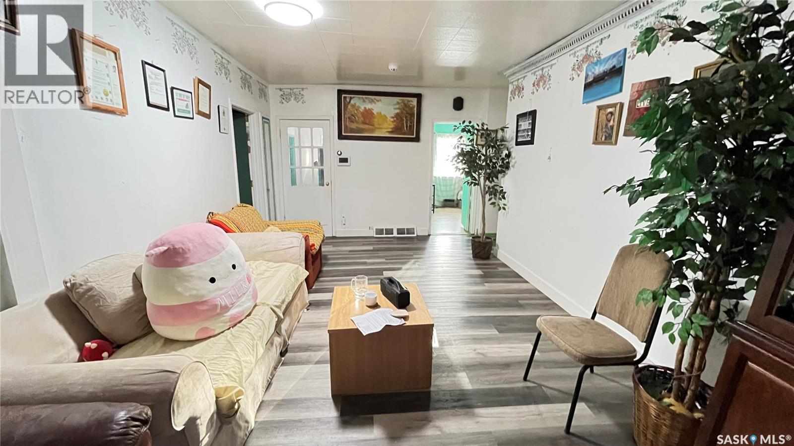 46 Pacific Avenue, Maple Creek, Saskatchewan  S0N 1N0 - Photo 6 - SK026924