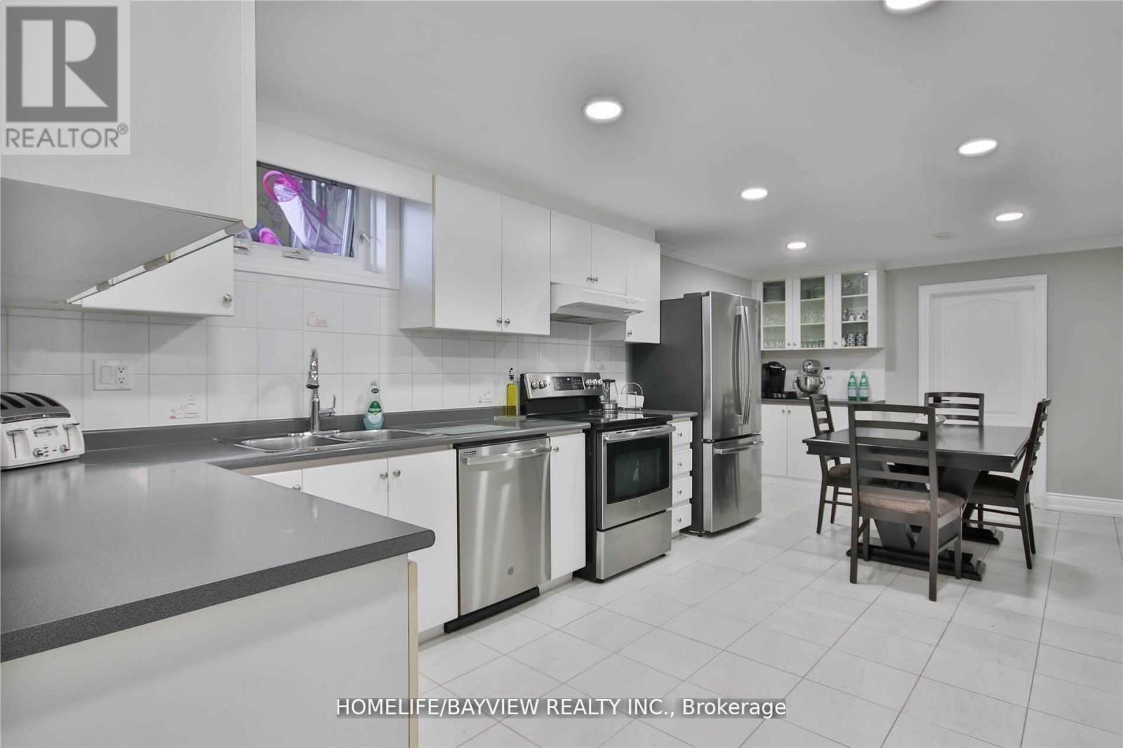 72 Keegan (Lower) Crescent, Toronto, Ontario  M3J 1G2 - Photo 11 - W12701432