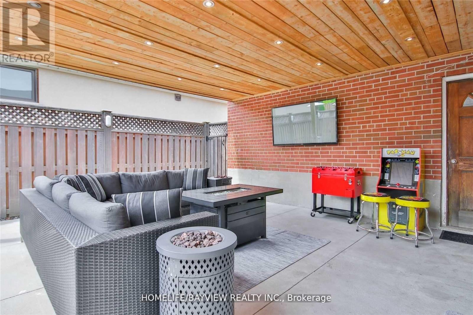 72 Keegan (Lower) Crescent, Toronto, Ontario  M3J 1G2 - Photo 4 - W12701432