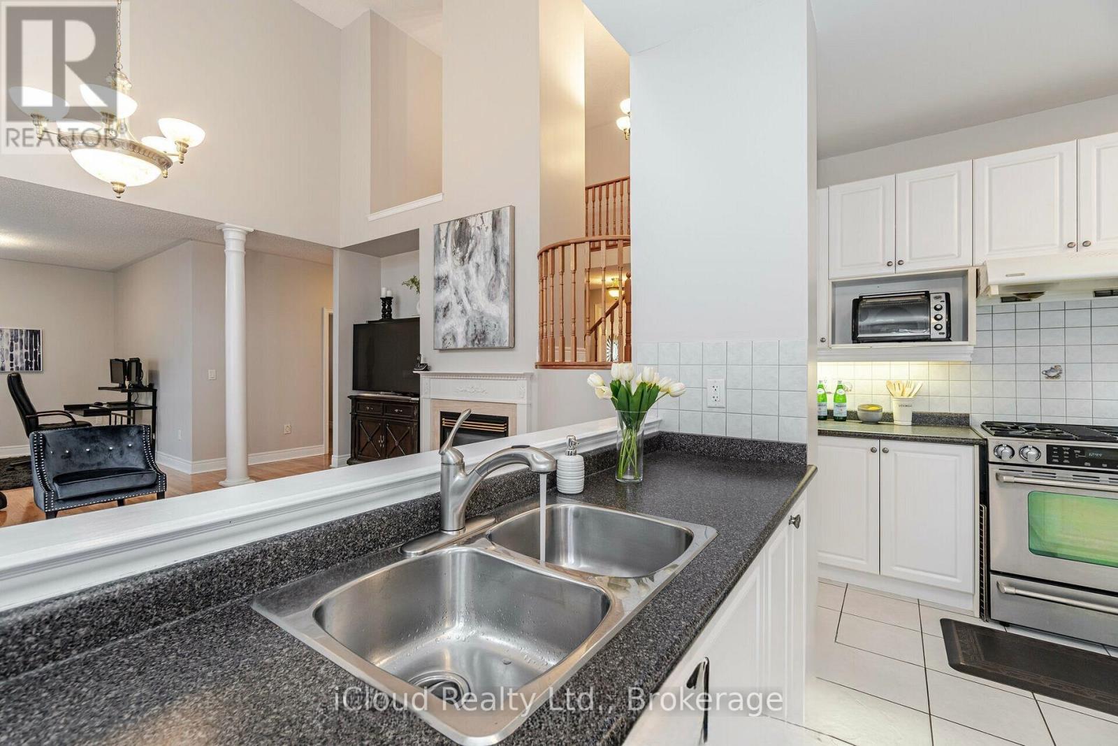 32 Radial Street, Brampton, Ontario  L6Y 5K7 - Photo 7 - W12701466