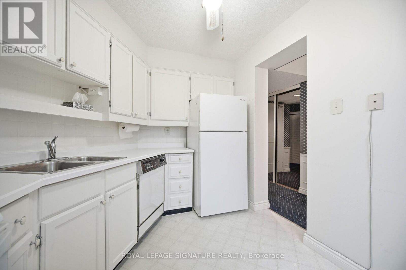 A21 - 296 Mill Road, Toronto, Ontario  M9C 4X8 - Photo 7 - W12701474