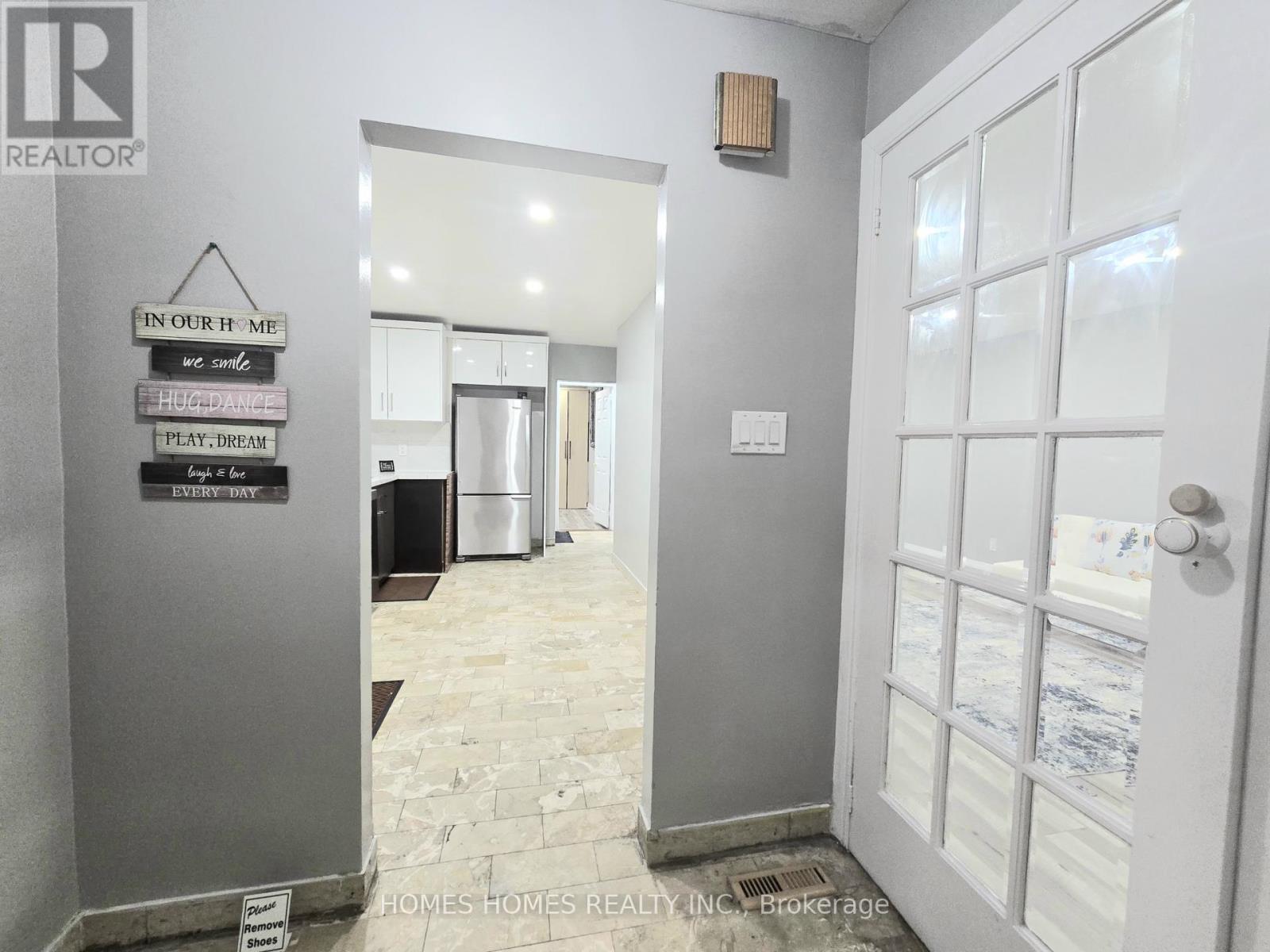 65 Elnathan Crescent, Toronto, Ontario  M9L 2G2 - Photo 5 - W12701480