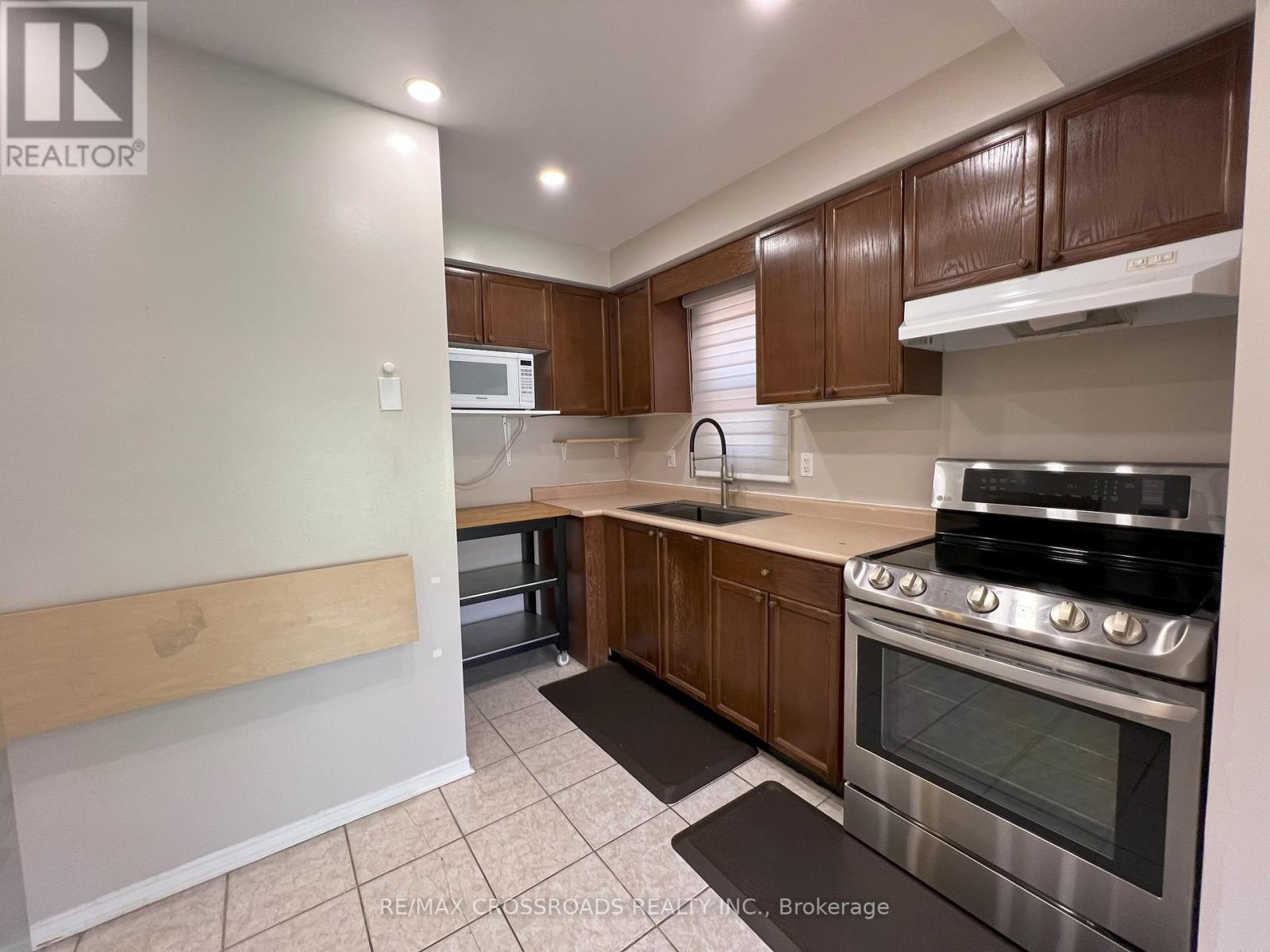 51 Hood Crescent, Brampton, Ontario  L6Y 4S7 - Photo 10 - W12701500