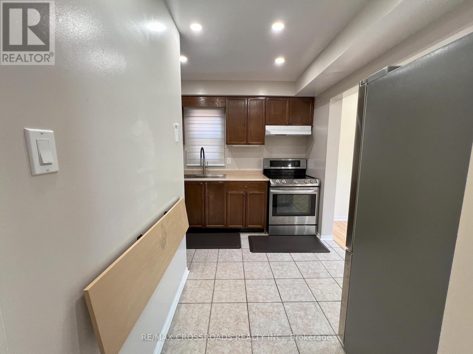 51 Hood Crescent, Brampton, Ontario  L6Y 4S7 - Photo 12 - W12701500