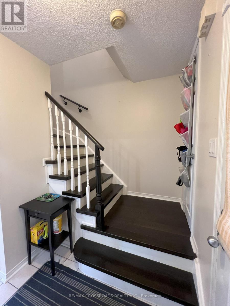 51 Hood Crescent, Brampton, Ontario  L6Y 4S7 - Photo 4 - W12701500