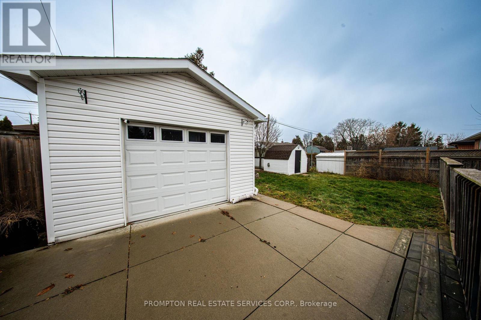 16 Fernwood Crescent, Hamilton, Ontario  L8T 3L1 - Photo 24 - X12701550