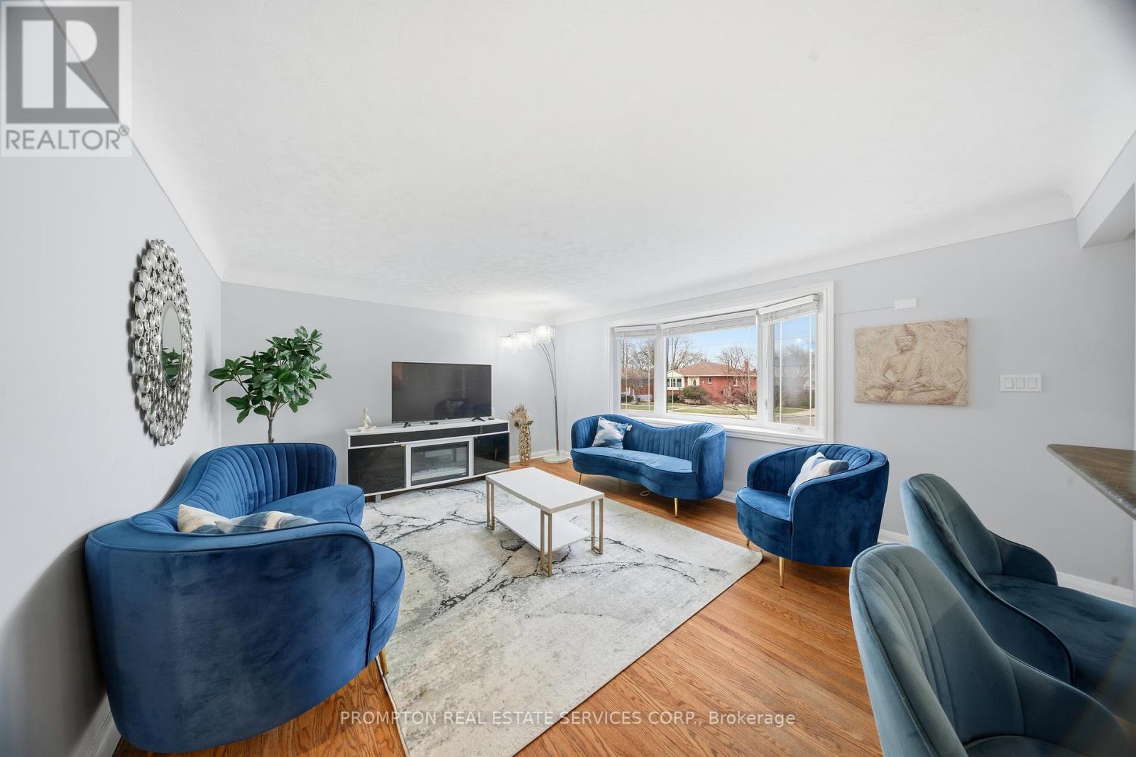 16 Fernwood Crescent, Hamilton, Ontario  L8T 3L1 - Photo 3 - X12701550