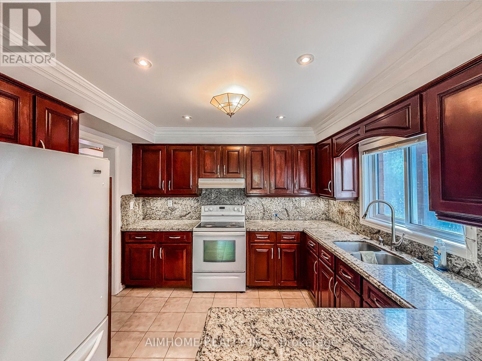 87 Ballard Crescent, Newmarket, Ontario  L3X 1S2 - Photo 12 - N12701606