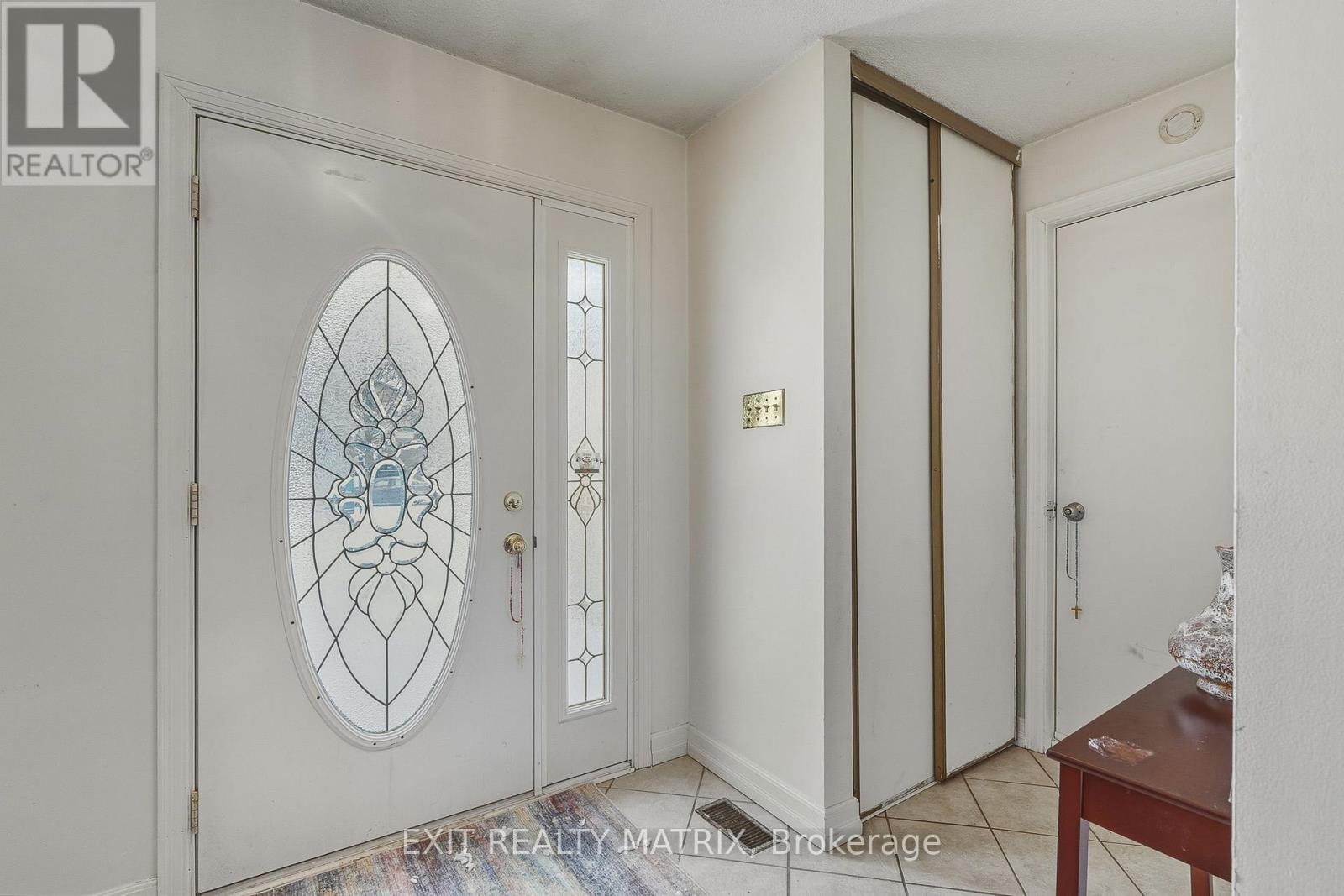 1123 Burgundy Lane, Ottawa, Ontario  K1C 2M9 - Photo 3 - X12670508