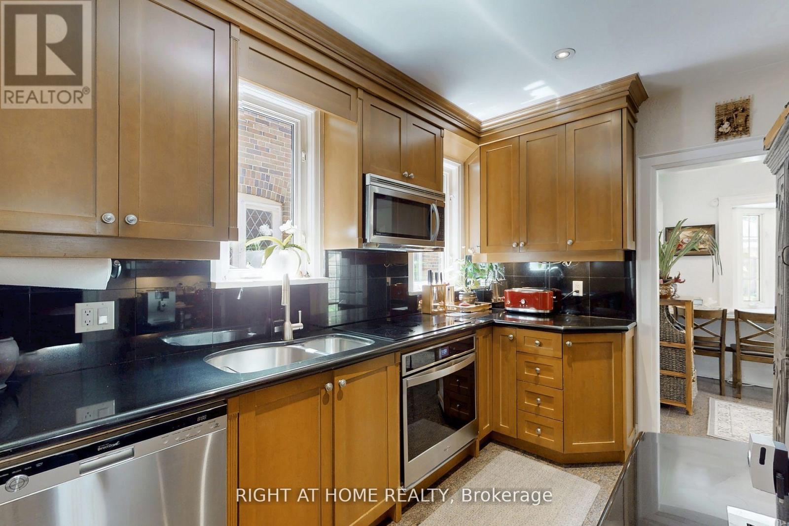 46 Jackson Avenue, Toronto, Ontario  M8X 2J4 - Photo 18 - W12701610