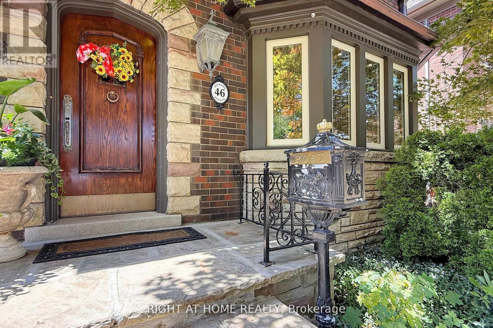 46 Jackson Avenue, Toronto, Ontario  M8X 2J4 - Photo 6 - W12701610