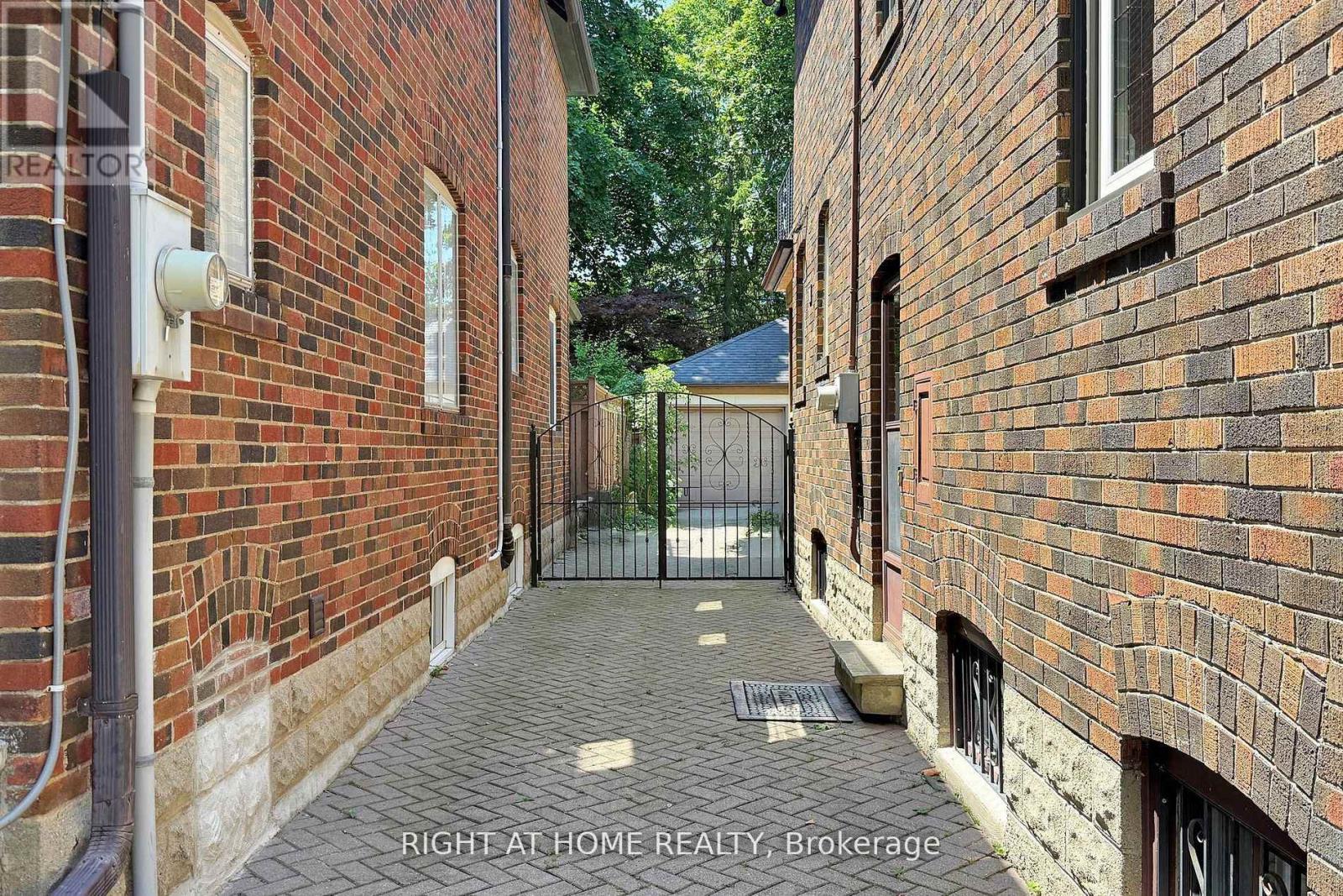 46 Jackson Avenue, Toronto, Ontario  M8X 2J4 - Photo 8 - W12701610