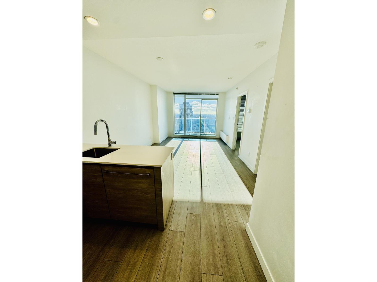 3102 13615 Fraser Highway, Surrey, British Columbia  V3T 2V6 - Photo 4 - R3078563