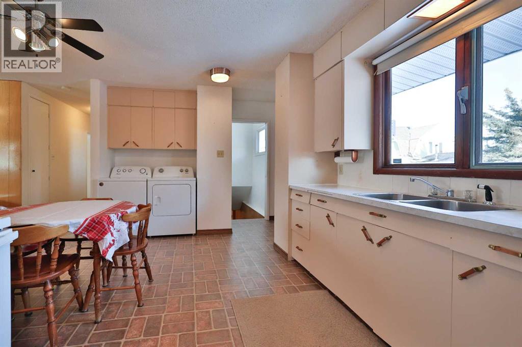 228 3 Street W, Cardston, Alberta  T0K 0K0 - Photo 13 - A2276356