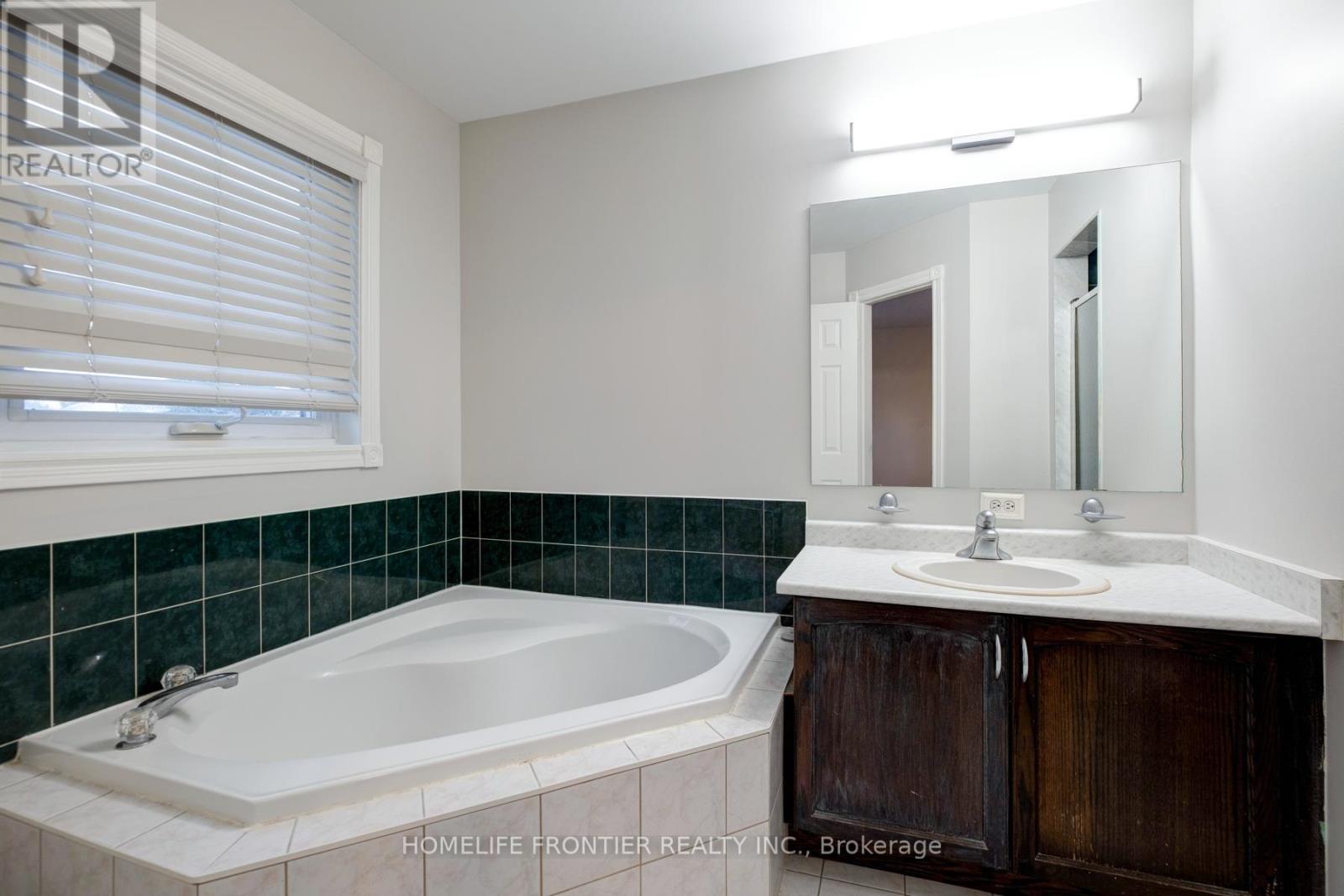 247 Humberland Drive, Richmond Hill, Ontario  L4E 3T4 - Photo 14 - N12701636