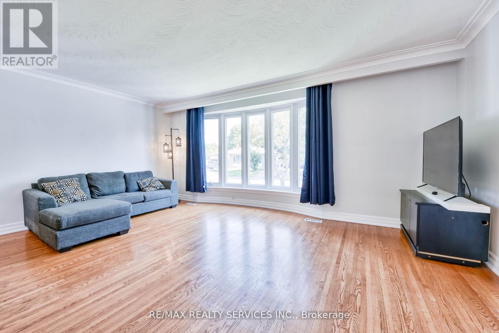 23 Windermere Court, Brampton, Ontario  L6X 2L5 - Photo 6 - W12701630