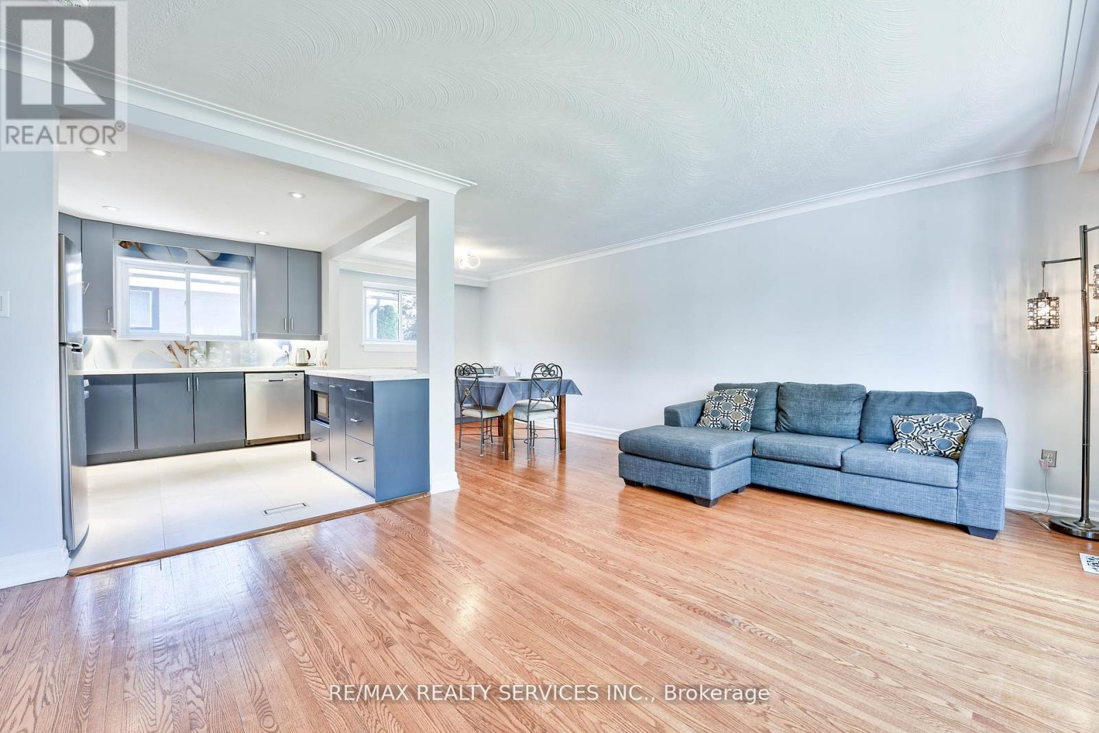 23 Windermere Court, Brampton, Ontario  L6X 2L5 - Photo 7 - W12701630