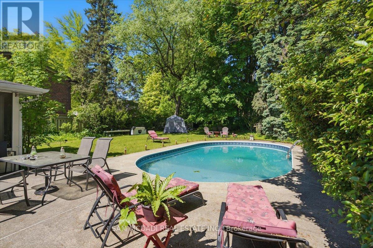 1571 Yew Street, Mississauga, Ontario  L5H 2C1 - Photo 11 - W12701634