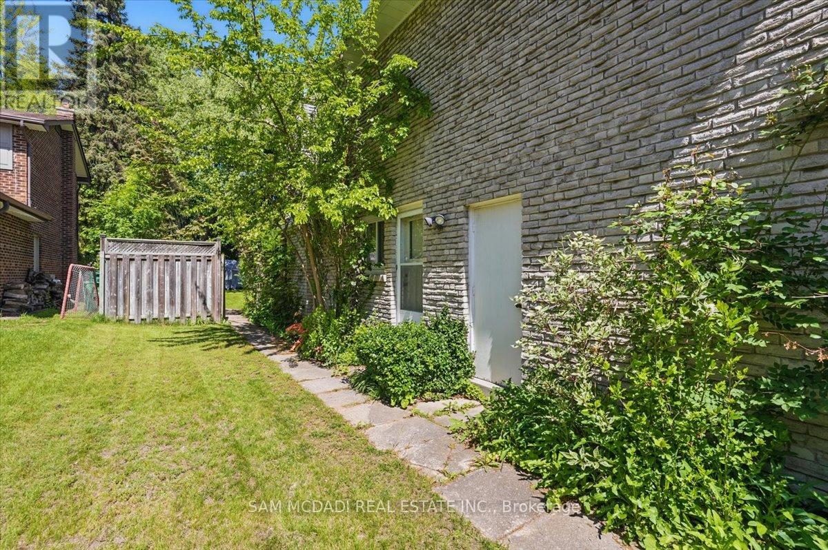 1571 Yew Street, Mississauga, Ontario  L5H 2C1 - Photo 16 - W12701634