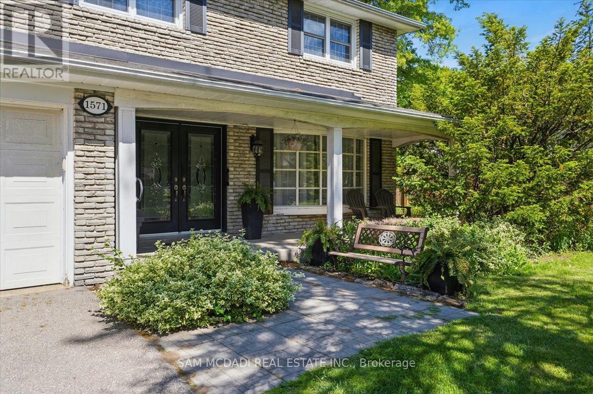 1571 Yew Street, Mississauga, Ontario  L5H 2C1 - Photo 5 - W12701634