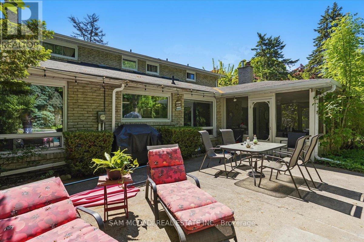 1571 Yew Street, Mississauga, Ontario  L5H 2C1 - Photo 6 - W12701634