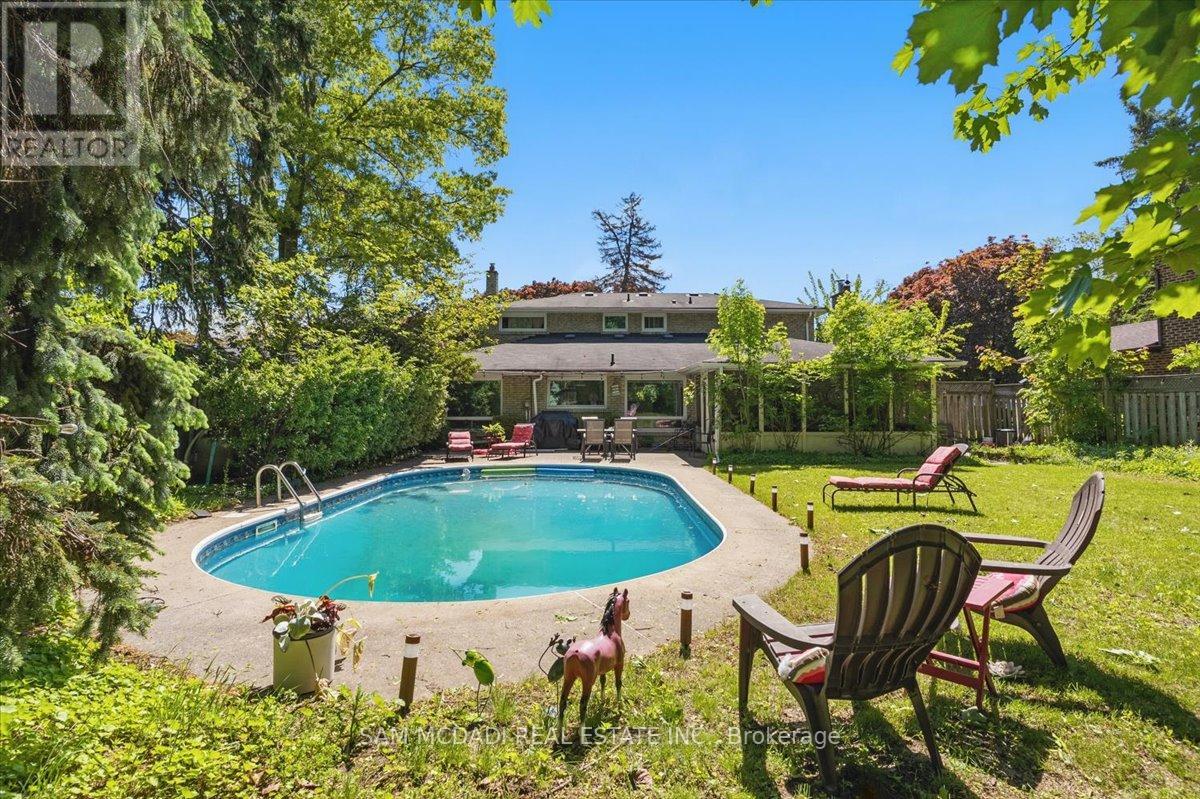 1571 Yew Street, Mississauga, Ontario  L5H 2C1 - Photo 9 - W12701634