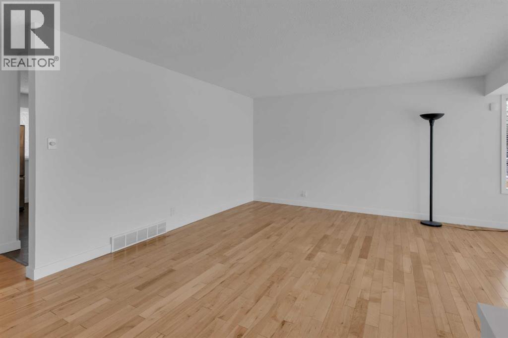 6312 Thorncliffe Drive Nw, Calgary, Alberta  T2K 3A7 - Photo 5 - A2278293