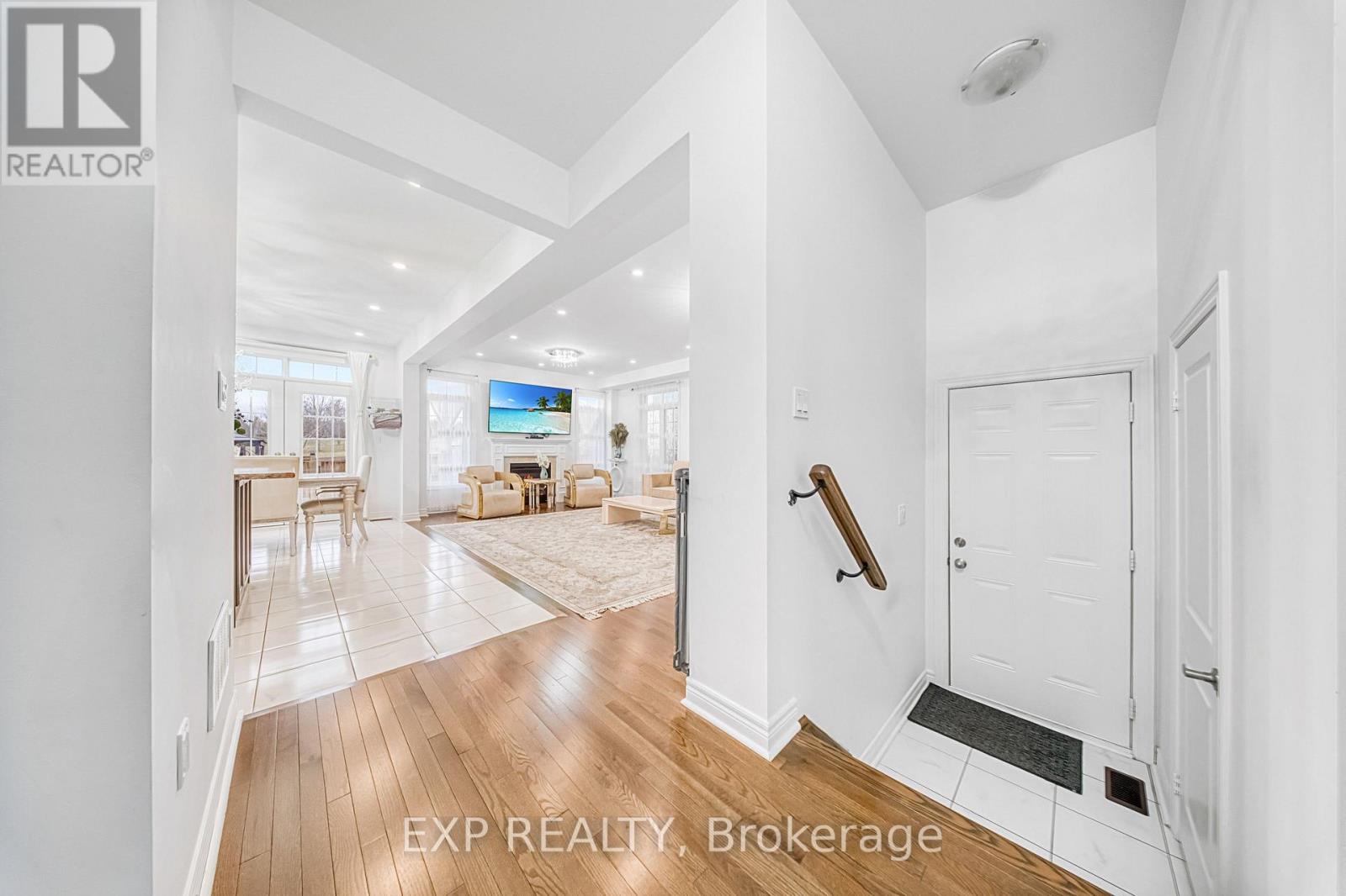 166 Inverness Way, Bradford West Gwillimbury, Ontario  L3Z 2A6 - Photo 3 - N12701708