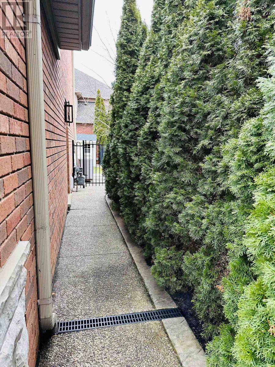 1088 Sturbridge Drive, Burlington, Ontario  L7P 5B5 - Photo 18 - W12701676