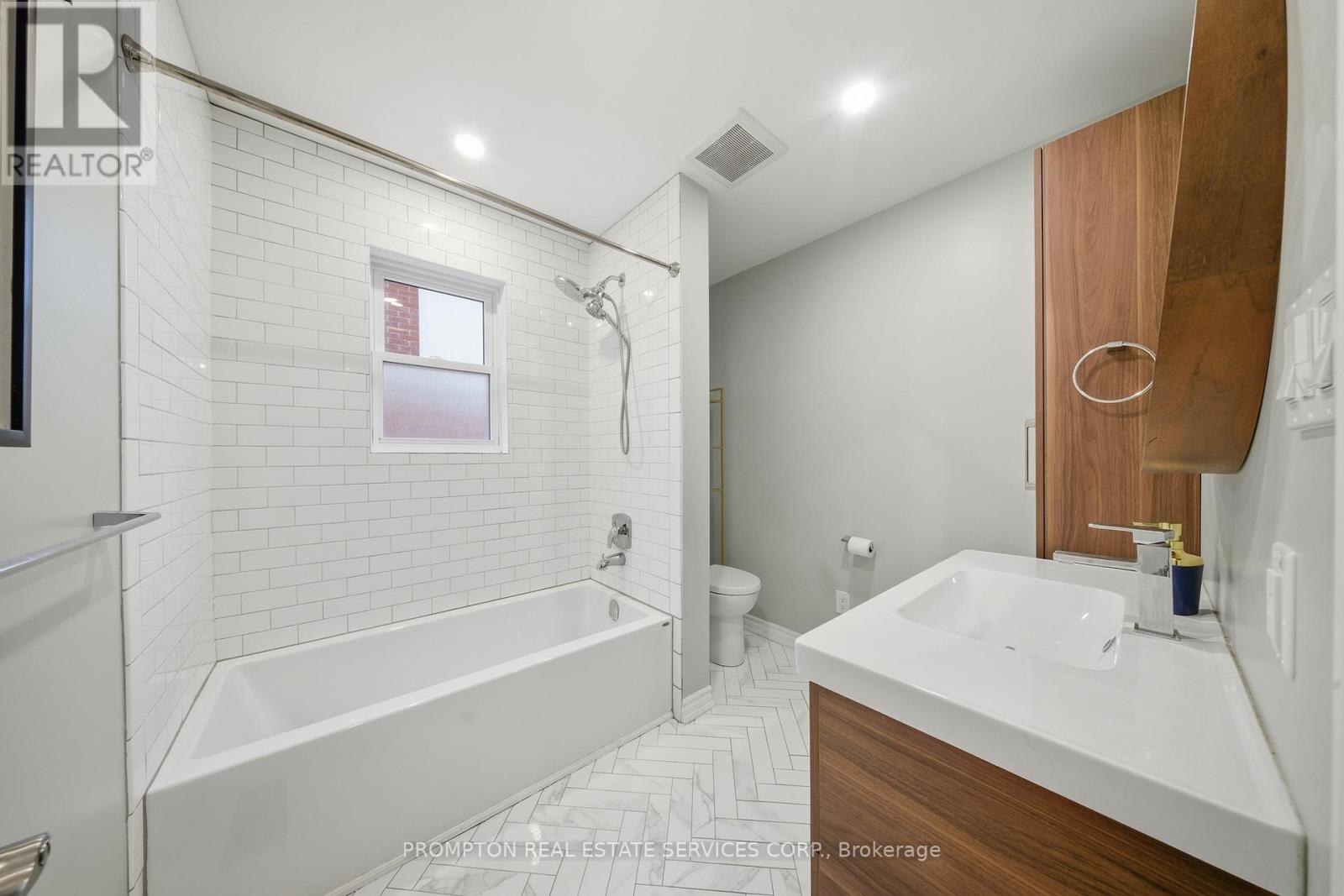 16 Fernwood Crescent, Hamilton, Ontario  L8T 3L1 - Photo 12 - X12701550