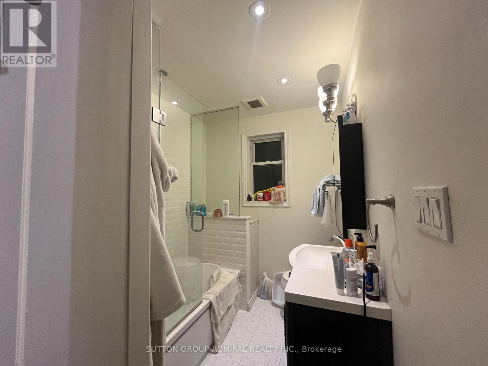 Back Studio Apartment - 335 Palmerston Boulevard, Toronto, Ontario  M6G 2N5 - Photo 11 - C12635008