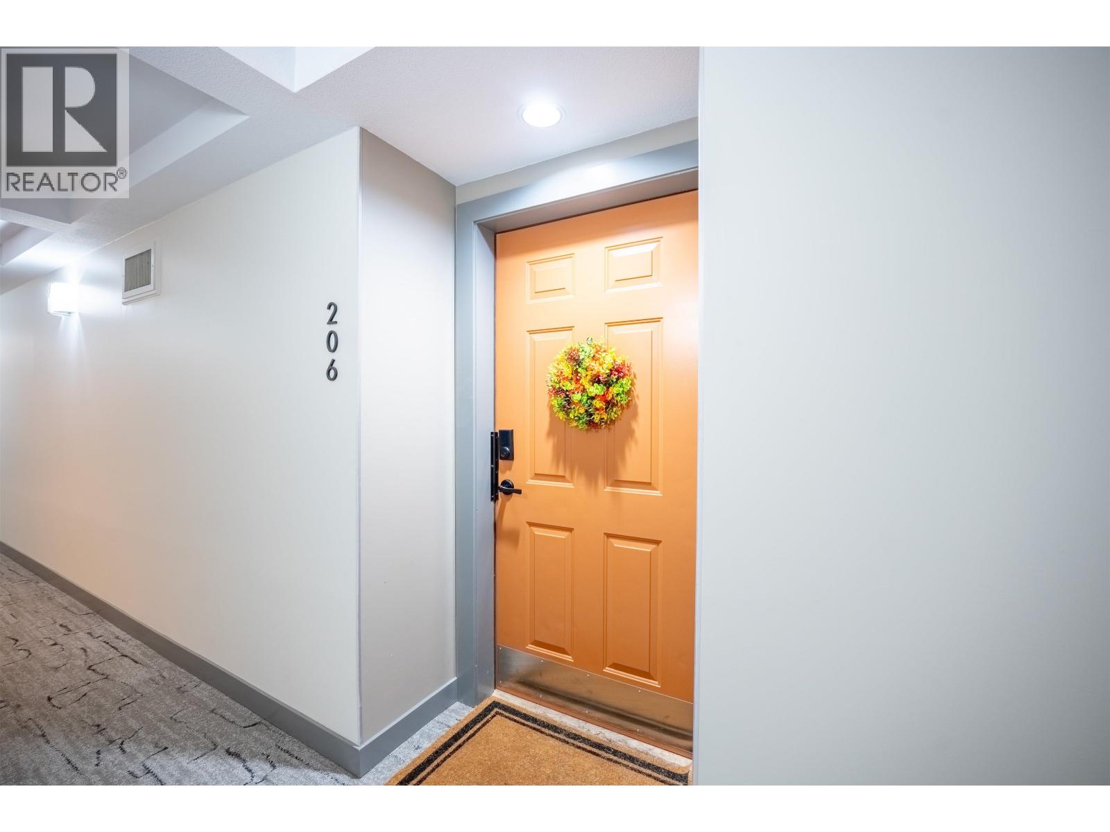 206 855 W 16th Street, North Vancouver, British Columbia  V7P 1R2 - Photo 3 - R3080141