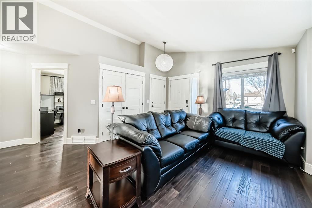 11 Canoe Close Sw, Airdrie, Alberta  T4B 2N3 - Photo 4 - A2278127