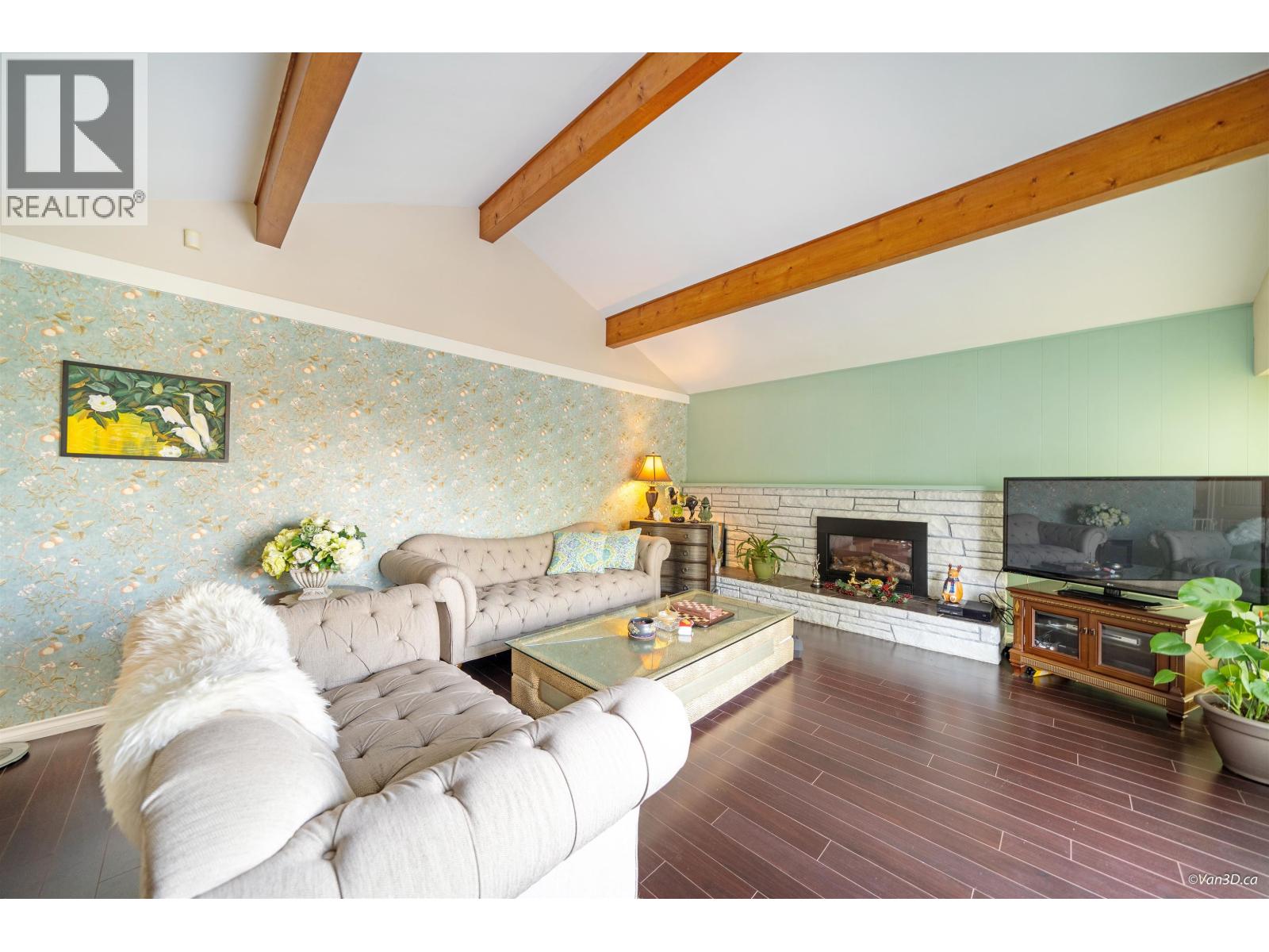 5681 Sardis Crescent, Burnaby, British Columbia  V5H 3K4 - Photo 3 - R3080110