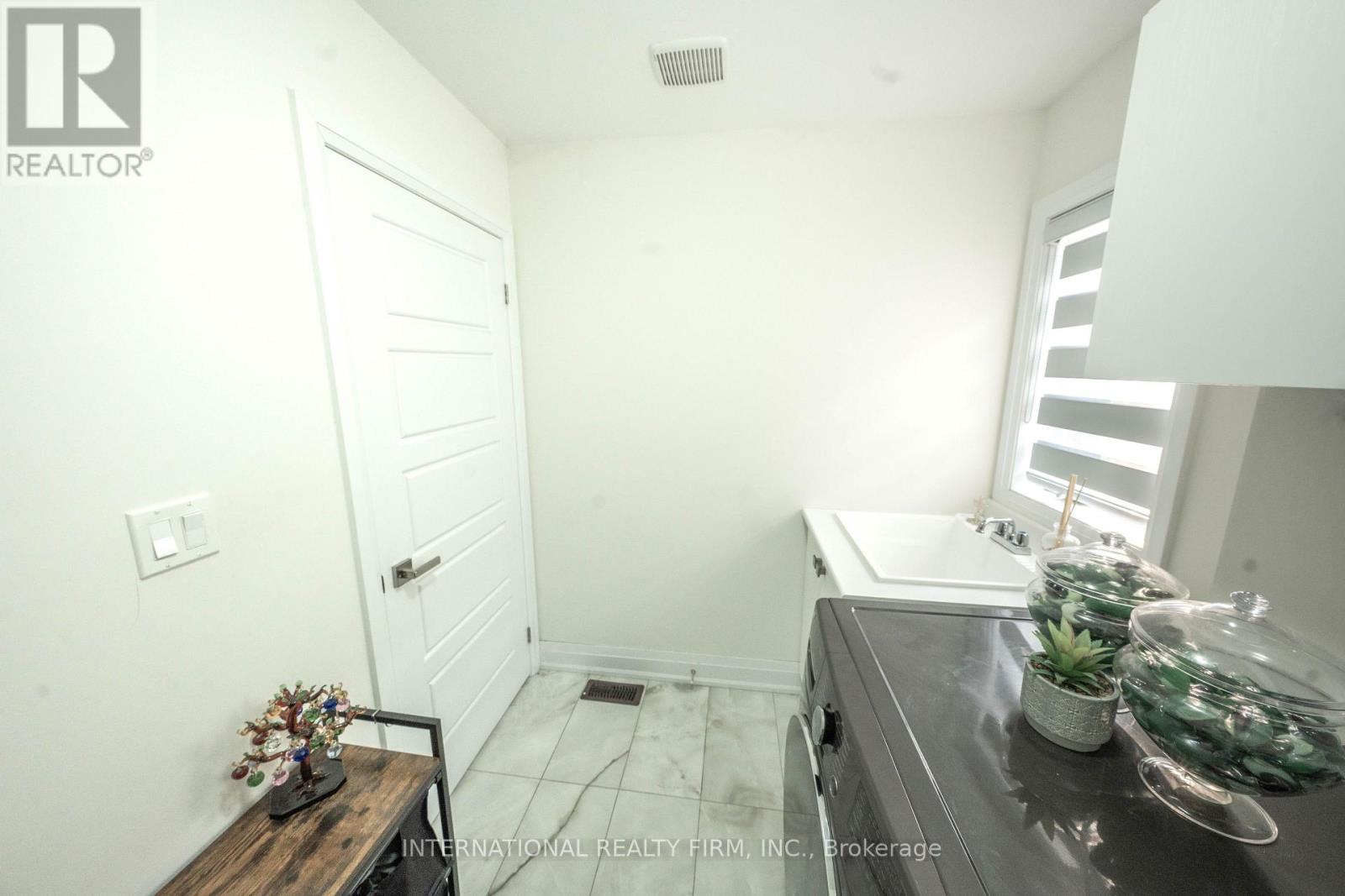 61 Tiberini Way, Bradford West Gwillimbury, Ontario  L3Z 4K3 - Photo 34 - N12683226