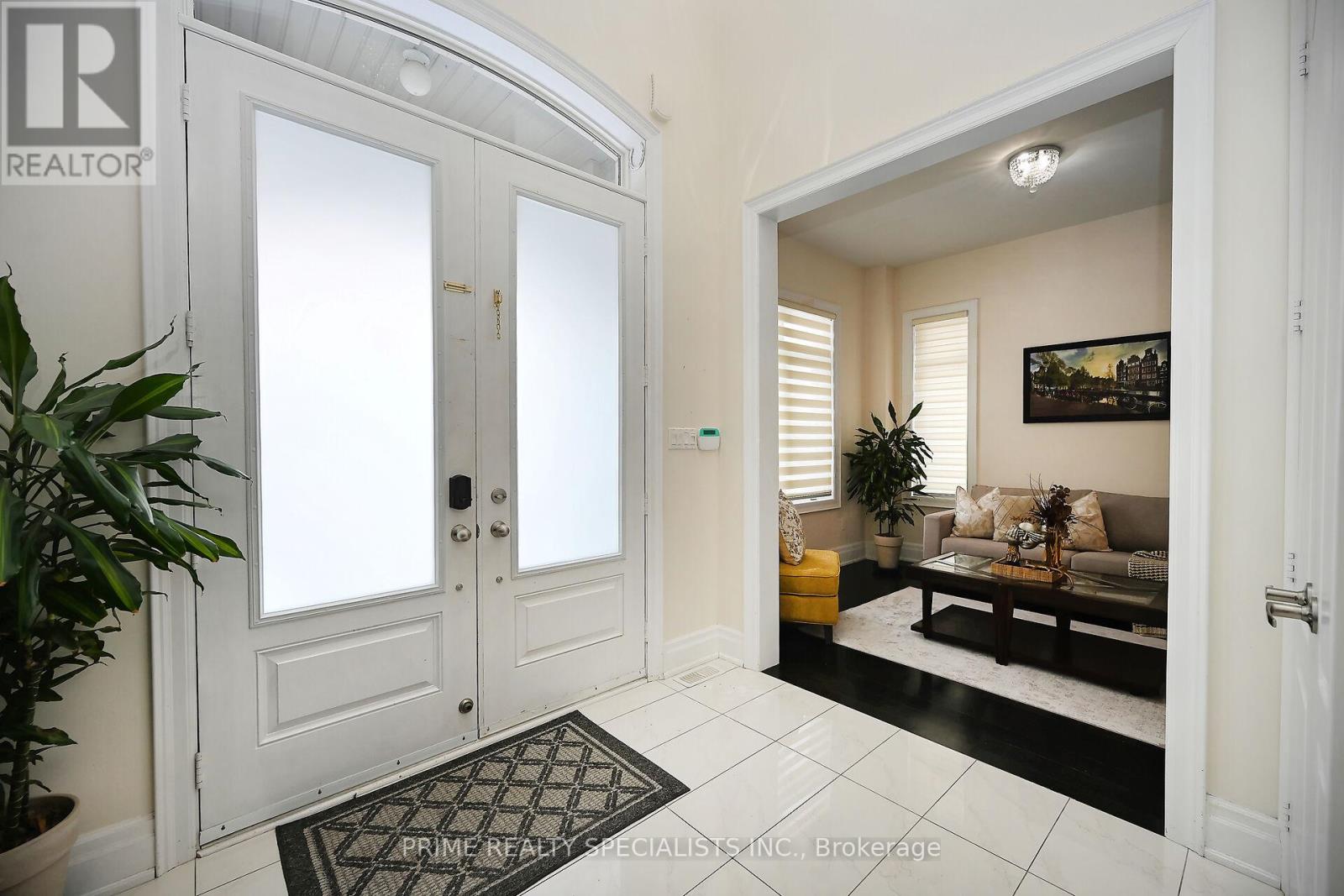 19 Cloverhaven Rd Road, Brampton, Ontario  L6P 4E4 - Photo 5 - W12701732