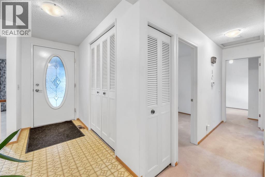 16 Thornwood Close Nw, Calgary, Alberta  T2K 5K3 - Photo 6 - A2279261