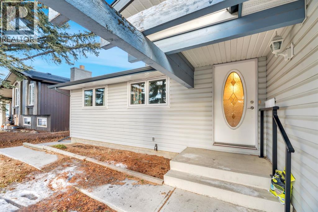 16 Thornwood Close Nw, Calgary, Alberta  T2K 5K3 - Photo 2 - A2279261