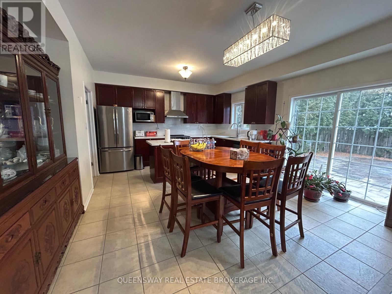 23 Robert Attersley Drive E, Whitby, Ontario  L1R 3E3 - Photo 3 - E12701816