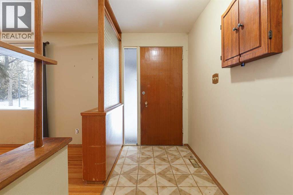 6123 Lacombe Way Sw, Calgary, Alberta  t3e 5t4 - Photo 3 - A2273752