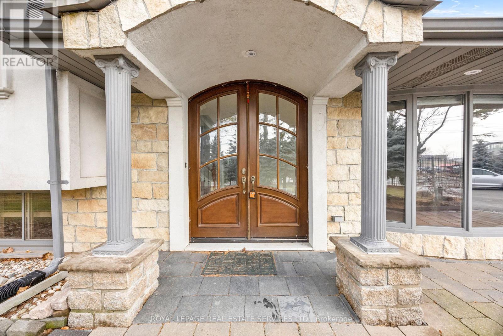 308 Third Line, Oakville, Ontario  L6L 4A4 - Photo 2 - W12701822